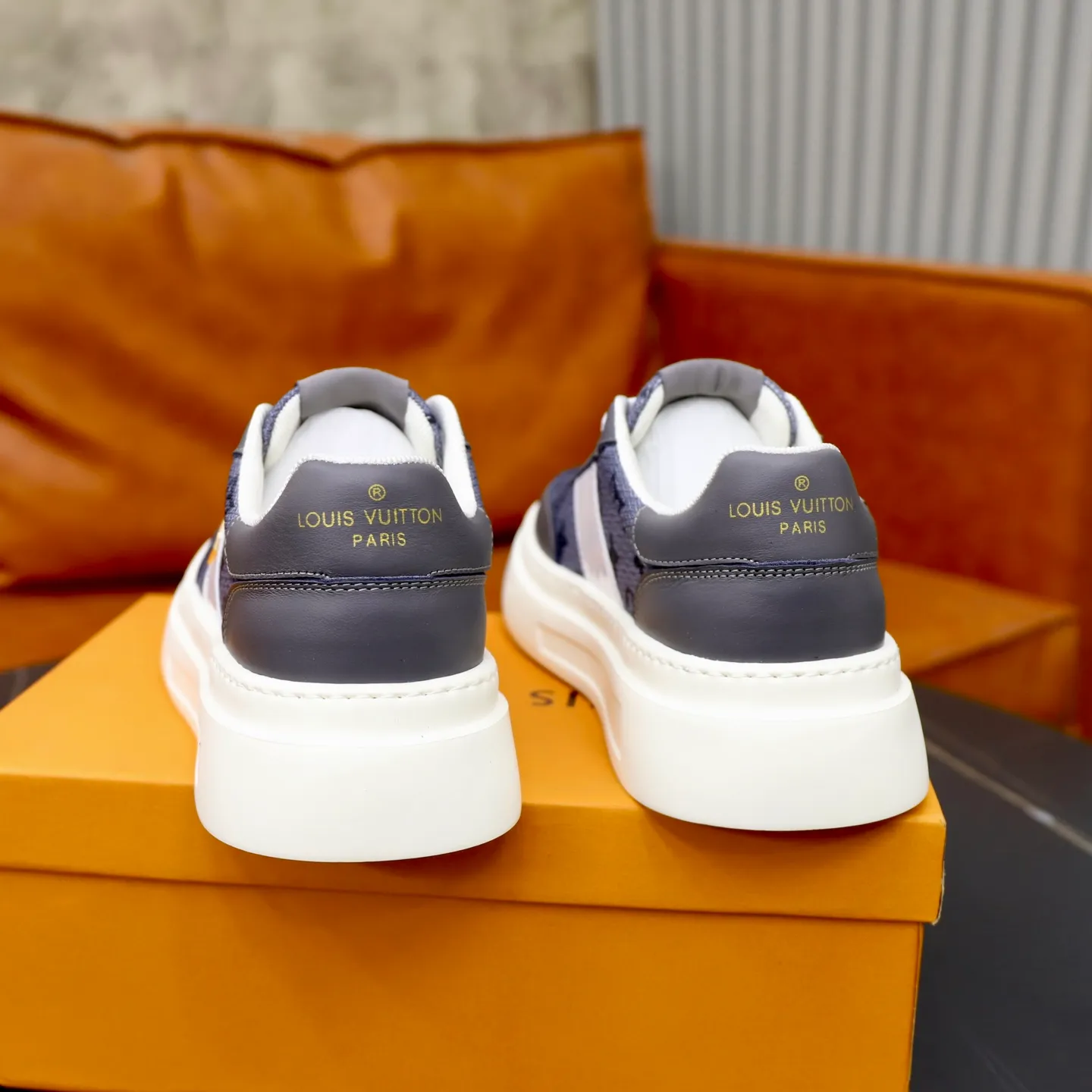 Ex-factory price: 420💰🙅‍♂️🙅‍♂️🙅‍♂️ Brand: LV Louis Vuitton Standard code: 38-44 (45 customized) Grade: Same as the official website Material: Original cowhide splicing fabric Comfortable cowhide lining Increased lightness, wear-resistant and soft outsole Style category: Men's fashionable casual shoes Running sneakers Distinguished luxury brand elements Top luxury Color: actual picture color